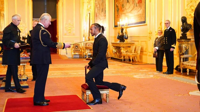 Lewis Hamilton recibe el título de caballero por el Príncipe Carlos en el castillo de Windsor, el miércoles 15 de diciembre de 2021. (Dominic Lipinski/PA vía AP)
