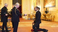 Hamilton menjadi pebalap Inggris satu-satunya yang menerima gelar Sir dengan status pebalap aktif. (Foto: AP/Dominic Lipinski)