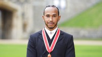 Resminya gelar Sir buat Hamilton, yang pada tahun 2008 juga sudah dapat gelar Member of the Order of the British Empire (MBE), bisa jadi pelipur lara usai kecewa akibat gagal jadi juara dunia F1 2021. (Foto: AP/Andrew Matthews)
