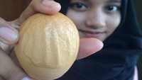 Penampilan telur ini juga tak kalah menghebohkan publikkala itu. Pada cangkang telurnya terdapat guratan yang membentuk lafaz Allah SWT secara jelas. Foto: Instagram/Facebook
