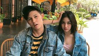 Vanesha sangat kompak dengan kakak-kakaknya. Bersama Jevin Julian, keduanya terlihat meggunakan denim jacket dan nongkrong di kafe berdua. 