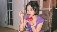 Tebak lagi makan apa, kata Vanesha di keterangan foto. Menggunakan outfit santai, ia terlihat menikmati segarnya buah naga.