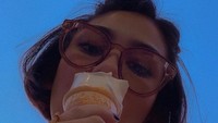 Momen ini jadi bukti lain kalau wanita 22 tahun ini hobi makan es krim. Saat liburan ke Jepang, ia sempatkan diri mencicipi ice cream cone.