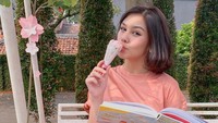 Ini momen manis Vanesha saat baca buku sambil ngemil es krim. Warna es krimnya senada ya dengan outfitnya?