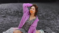 Piknik di sore hari, Vanesha ditemani aneka buah-buahan. Ada jeruk potong, anggur, hingga apel yang siap dilahapnya.