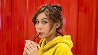 Pemilik 5 juta followers Instagram ini sering memamerkan momen kulineran. Salah satunya ketika ia menikmati segelas es kopi. Fotonya kian estetis dengan latar berwarna merah mencolok.