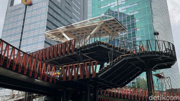JPO Pinisi di kawasan Sudirman bakal menjadi salah satu spot foto viral di Ibu Kota. Yuk, intip progres pembangunannya yang sudah mencapai 91 persen.