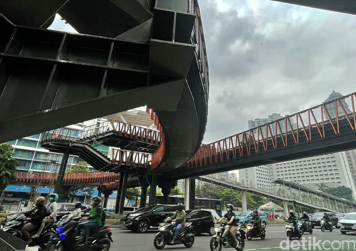 JPO Pinisi di kawasan Sudirman bakal menjadi salah satu spot foto viral di Ibu Kota. Yuk, intip progres pembangunannya yang sudah mencapai 91 persen.