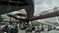JPO dibangun dengan konsep modern dilengkapi anjungan bertema Kapal Pinisi. 