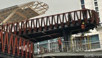 JPO ini hadir dengan fasilitas Jembatan Penyeberangan Sepeda (JPS) dan Anjungan Pandang Jakarta.