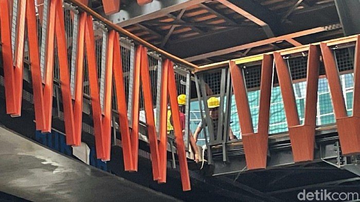 JPO Pinisi di kawasan Sudirman bakal menjadi salah satu spot foto viral di Ibu Kota. Yuk, intip progres pembangunannya yang sudah mencapai 91 persen.