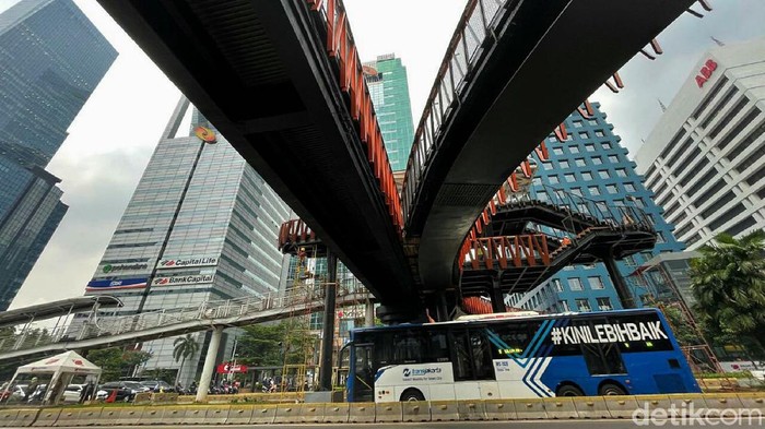 JPO Pinisi di kawasan Sudirman bakal menjadi salah satu spot foto viral di Ibu Kota. Yuk, intip progres pembangunannya yang sudah mencapai 91 persen.