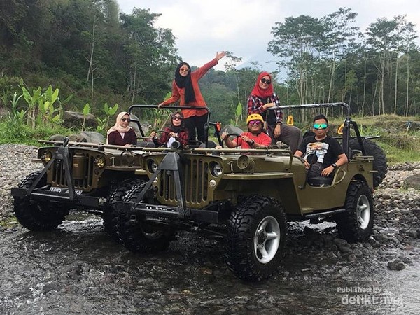 Berkeliling dengan mobil jeep menambah kesan berlibur yang mengasyikan.