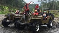 Berkeliling dengan mobil jeep menambah kesan berlibur yang mengasyikan.