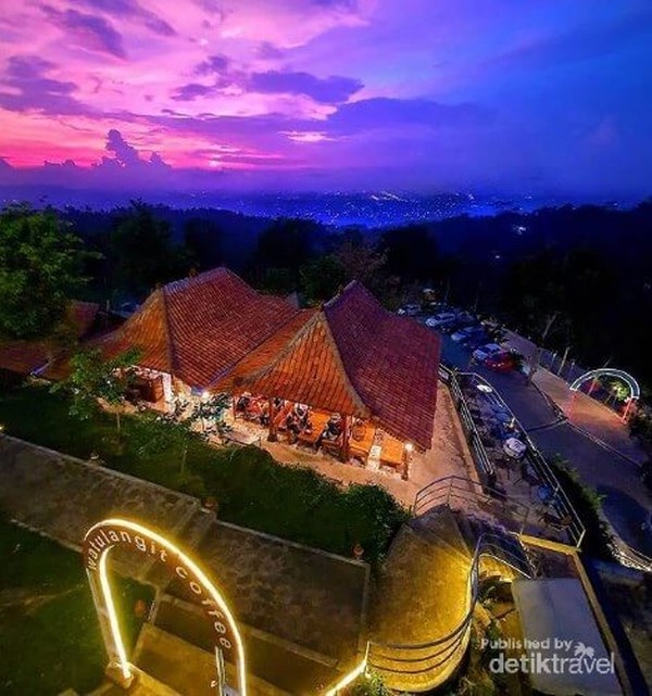 Resto dan wisata kuliner yang menyuguhkan berbagai jenis makanan khas Yogyakarta dengan harga relatif bersahabat,