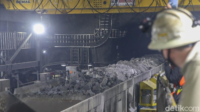 Menilik Kereta Otomatis Pengangkut Tambang di Grasberg Freeport Lokomotif buatan Jerman milik PT Freeport Indonesia tengah beroperasi mengankut material tambang di Tambang Grasberg Block Cave, Grasberg, Papua.