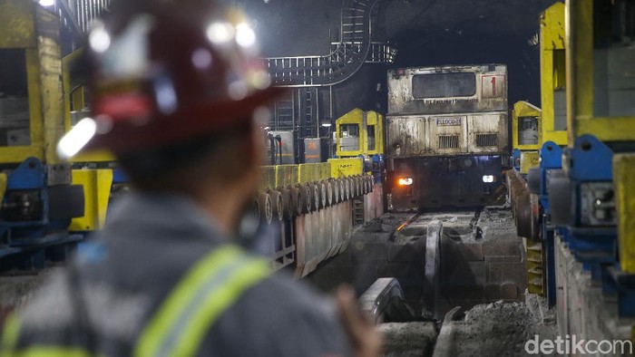 Lokomotif buatan Jerman milik PT Freeport Indonesia tengah beroperasi mengankut material tambang di Tambang Grasberg Block Cave, Grasberg, Papua.