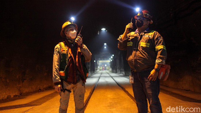 Lokomotif buatan Jerman milik PT Freeport Indonesia tengah beroperasi mengankut material tambang di Tambang Grasberg Block Cave, Grasberg, Papua.