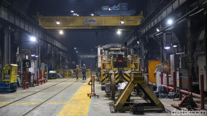 Lokomotif buatan Jerman milik PT Freeport Indonesia tengah beroperasi mengankut material tambang di Tambang Grasberg Block Cave, Grasberg, Papua.
