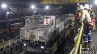 Lokomotif buatan Jerman milik PT Freeport Indonesia tengah beroperasi mengangkut material tambang di Tambang Grasberg Block Cave, Grasberg, Papua.