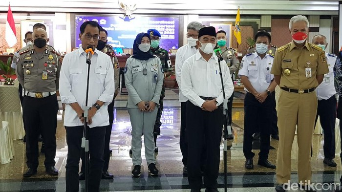 Menko PMK Muhadjir Effendy dan Menhub Budi Karya Sumadi menggelar rapat persiapan Nataru di Semarang, Jawa Tengah, Kamis (16/12/2021).