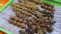 Aneka sate bisa menjadi pelengkap yang nikmat saat menyantap Nasi Ayam Bu Pini ini. Harga satenya Rp 3.000 per tusuk. Foto: detikFood/Yenny Mustika Sari