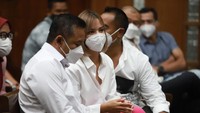 Nia Ramadhani datang ke sidang kasus narkoba bersama suaminya yang juga tersangka, Ardi Bakrie, dan kuasa hukumnya. Foto: Palevi/detikcom