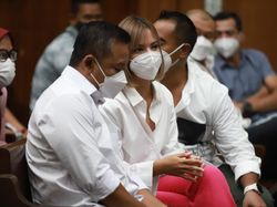 Nia Ramadhani Menangis Saat Bicara soal Anak di Sidang Kasus Narkoba