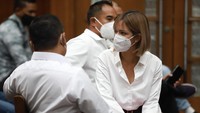 Nia Ramadhani yang kali ini datang tidak terlambat ke sidang kasus narkobanya di Pengadilan Negeri Jakarta Pusat, Kamis (16/12/2021). Foto: Palevi/detikcom