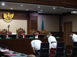 Gaya Nia Ramadhani Hadiri Sidang Kasus Narkoba dengan Ikat Pinggang Rp 11 Juta