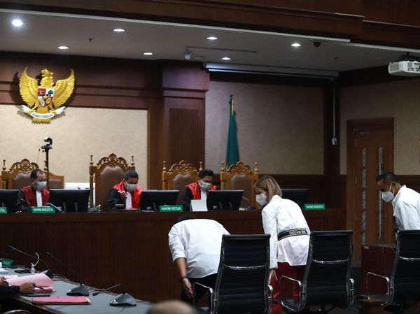 Gaya Nia Ramadhani Hadiri Sidang Kasus Narkoba dengan Ikat Pinggang Rp 11 Juta
