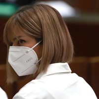 Rambutnya pun tetap ditata rapi dengan poni tipis yang memberi kesan lebih muda. Foto: Palevi/detikcom