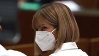 Nia Ramadhani tampak serius menjalani sidang kasus narkobanya. Foto: Palevi/detikcom