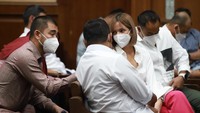 Nia Ramadhani sempat menunggu beberapa saat sebelum sidangnya dimulai. Foto: Palevi/detikcom