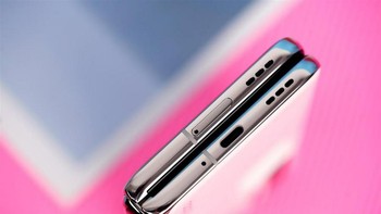 Bagian bawah terdapat speaker, port USB Type C dan SIM Card tray. Foto: Sina Mobile