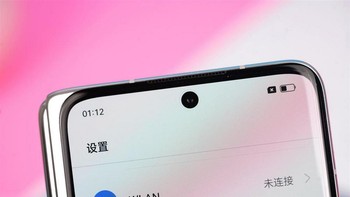 Oppo mengadopsi punch hole untuk menempatkan kamera selfie di luar berukuran 32 MP. Foto: Sina Mobile