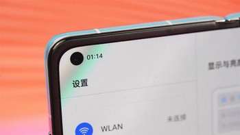 Demikian pula di bagian dalam diberikan punch hole untuk dijadikan rumah bagi kamera 32 MP. Foto: Sina Mobile