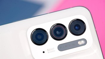 Tersemat kamera 50 MP dengan sensor Sony IMX 766, dipadukan lensa ultra-wide 16 MP dan lensa telefoto 13 MP. Foto: Sina Mobile