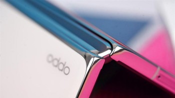 Oppo menjamin ketahanannya engsel. Mereka mengaku telah menguji 200.000 buka tutup. Foto: Sina Mobile