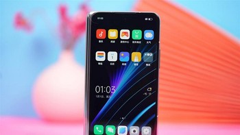 Layar bagian luar menggunakan panel OLED berukuran 5,49 inch dengan refresh rate 60Hz. Foto: Sina Mobile