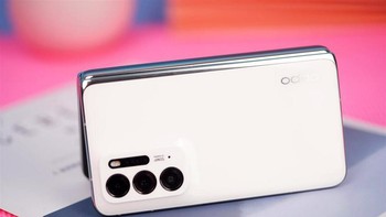 Oppo memodali Find N dengan dapur pacu Snapdragon 888 dan RAM LPPDR5 8 GB atau 12 GB. Memori internalnya UFS 3.1 512 GB. Foto: Sina Mobile