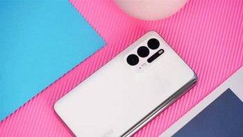 Baterai yang disematkan 4.500 mAh dengan pengisian Super VOOC Flash Charge 33W. Dijanjikan dapat mengisi penuh perangkat dalam 70 menit. Foto: Sina Mobile