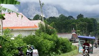 Suasana kepanikan warga ketika awan panas guguran Gunung Semeru kembali terlihat dari Desa Sumber Mujur, Candipuro, Lumajang, Jawa Timur.