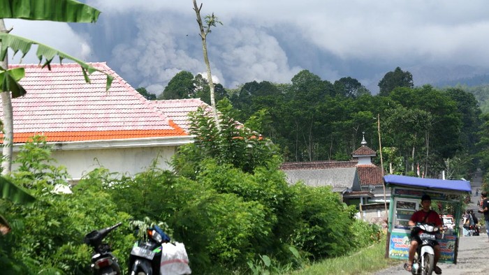 Suasana kepanikan warga ketika awan panas guguran Gunung Semeru kembali terlihat dari Desa Sumber Mujur, Candipuro, Lumajang, Jawa Timur, Kamis (16/12/2021). Erupsi Gunung Semeru kembali terjadi pada pukul 09.10 WIB yang menyebabkan warga dan relawan panik. ANTARA FOTO/Budi Candra Setya/aww.