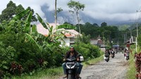 Warga di sekitar lokasi nampak panik.