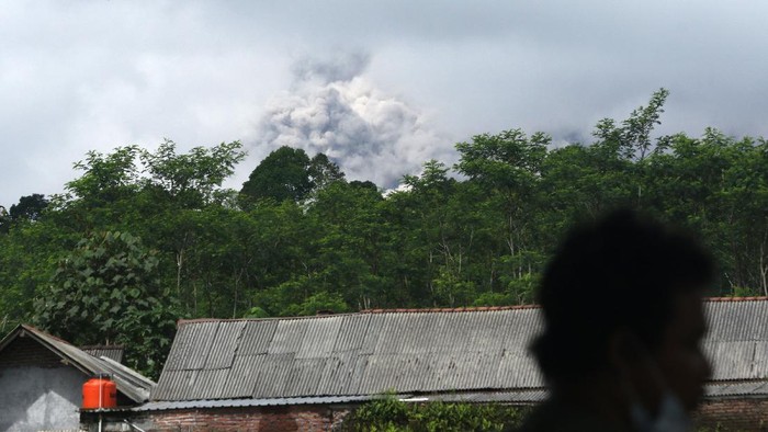 Suasana kepanikan warga ketika awan panas guguran Gunung Semeru kembali terlihat dari Desa Sumber Mujur, Candipuro, Lumajang, Jawa Timur, Kamis (16/12/2021). Erupsi Gunung Semeru kembali terjadi pada pukul 09.10 WIB yang menyebabkan warga dan relawan panik. ANTARA FOTO/Budi Candra Setya/aww.