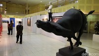 Selain karya lukisan, sejumlah karya seni intalasi terpajang di pameran seni rupa tersebut.