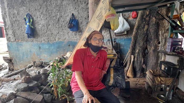 Pedagang di Jl Raya Bogor, Kawasan Hek, Kramat Jati