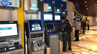 Untuk mengantisipasi kebutuhan tarikan nasabah di mesin ATM menjelang libur Natal dan Tahun Baru, BCA menyediakan uang tunai sebesar Rp33,2 triliun, jumlah ini naik 9% jika dibandingkan dengan tahun 2020.
