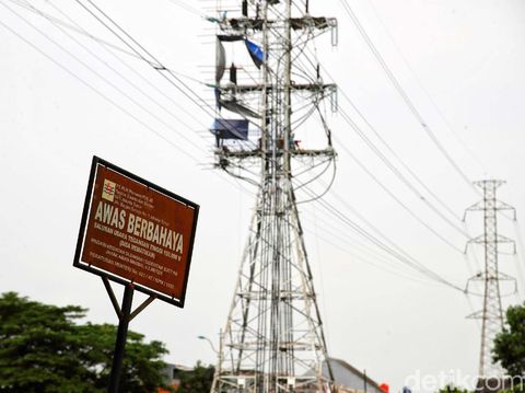 Sejumlah pekerja  menyelesaikan pembangunan Saluran Udara Tegangan Ekstra Tinggi (SUTET) di kawasan Penggilingan, Jakarta Timur, Selasa (14/12).